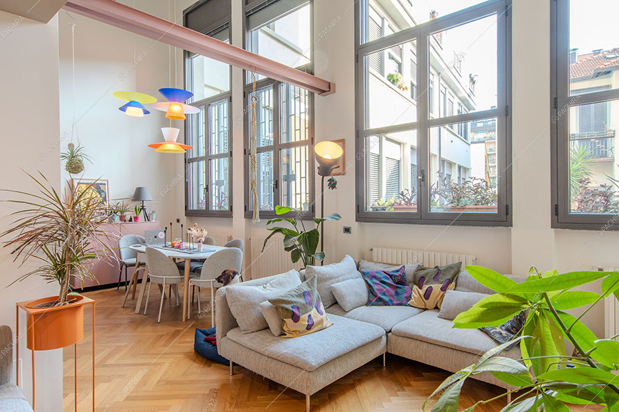 Zona living dell'appartamento Tonga, location in stile moderno a Milano