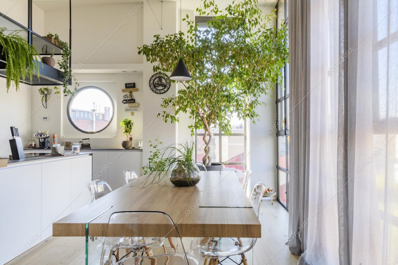 Tavolo da pranzo in legno e vista sull'isola della cucina