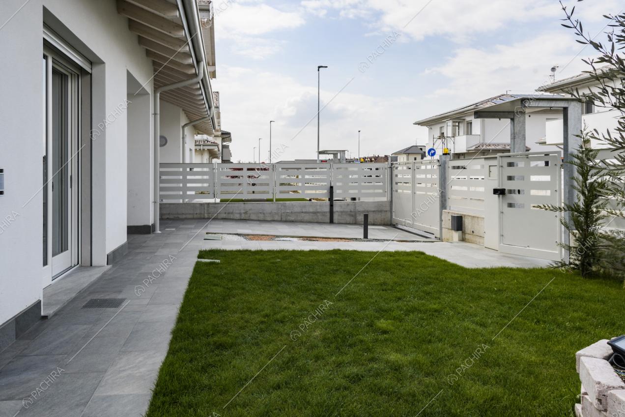 Un angolo del giardino che circonda la villa