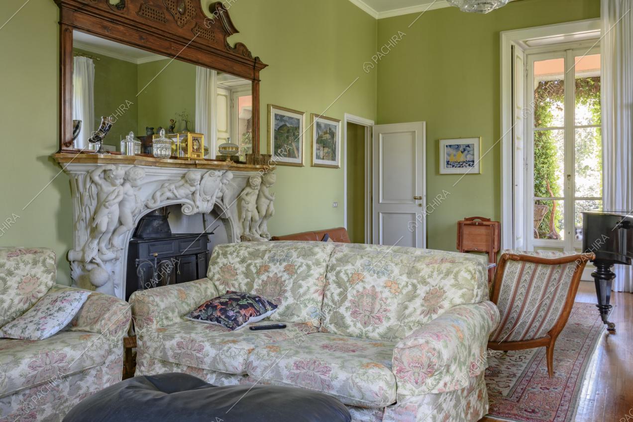 Salotto con divani e camino decorato