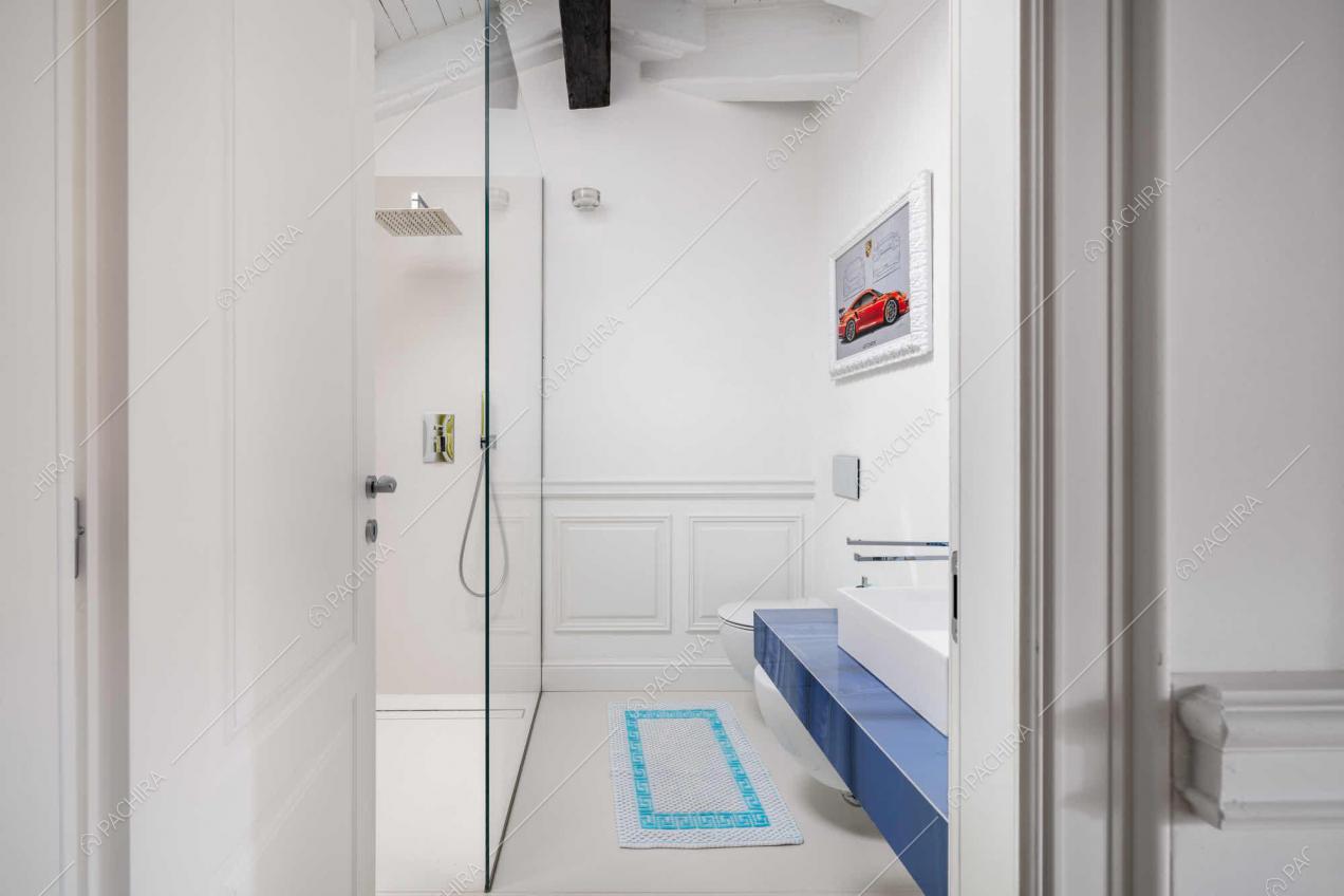 Bagno dell'appartamento Amazon, location in stile moderno a Novara