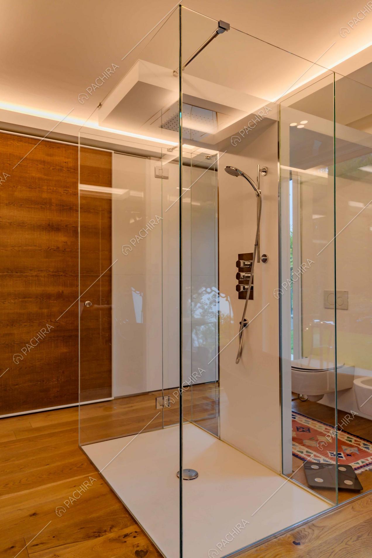Moderno box-doccia nel bagno con parete in legno e pavimento in parquet