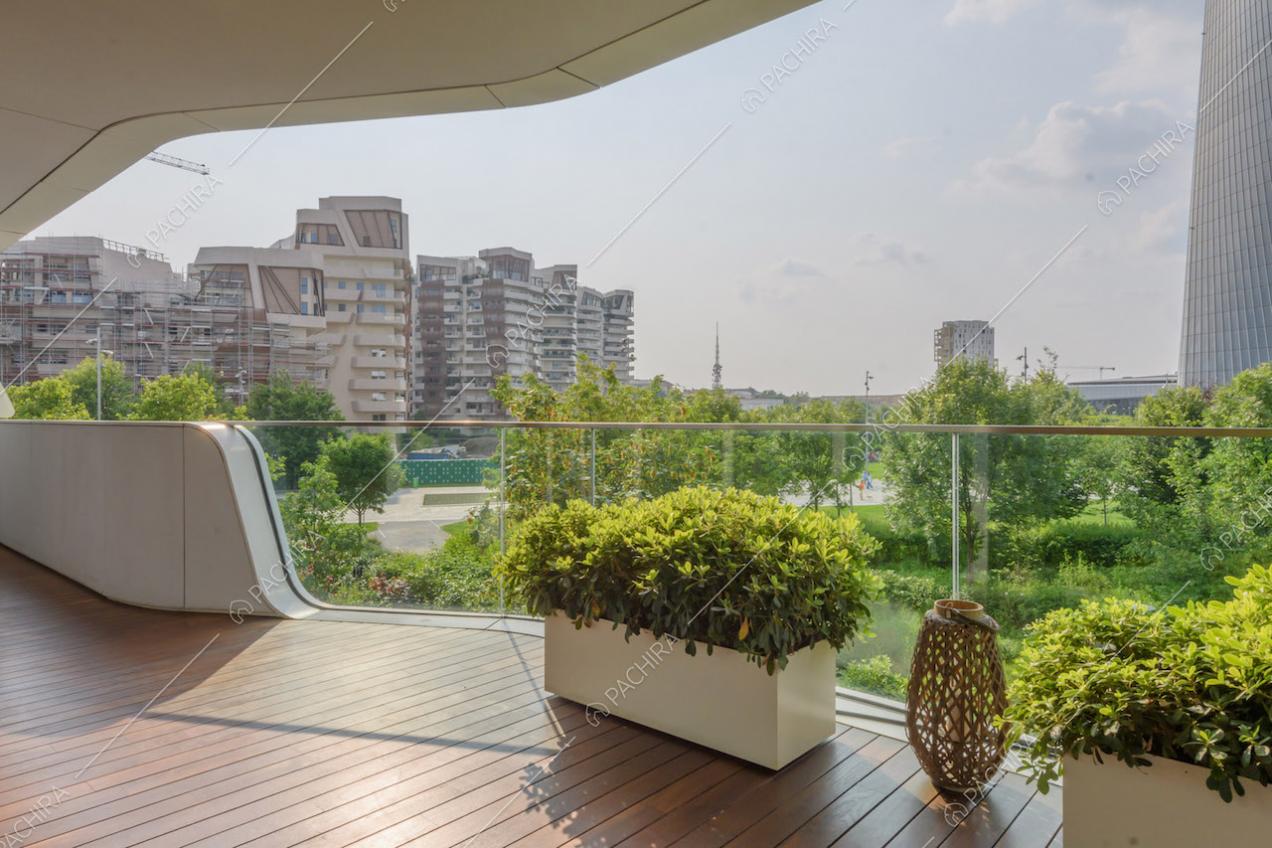 Vista parco e skyline dalla terrazza con pavimentazione in parquet da esterni
