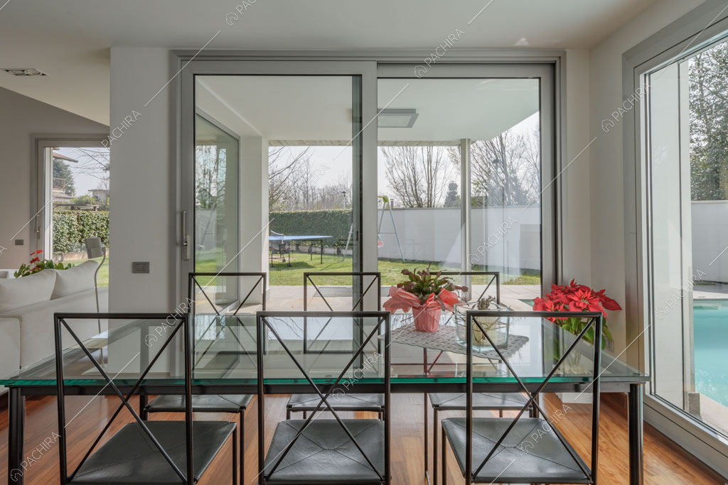 Sala da pranzo della villa Lilium, location in stile moderno in Provincia di Milano
