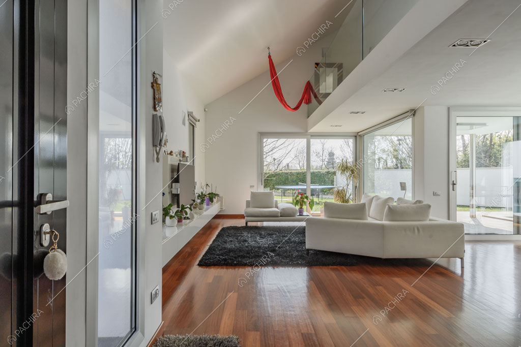 Zona living della villa Lilium, location in stile moderno in Provincia di Milano