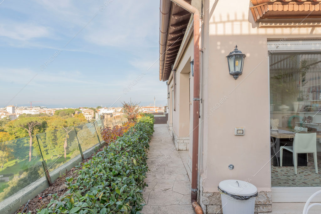 Esterni dell'attico Elbrus, location in stile contemporaneo a Roma