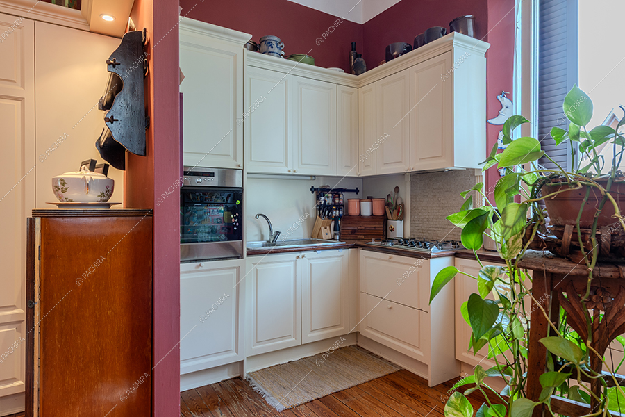 Cucina a parete della villa Rame, location in stile classico a Milano