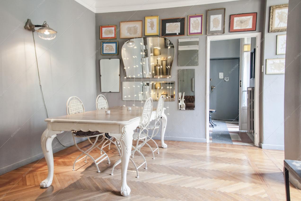 Zona pranzo con pavimento in parquet a spina di pesce