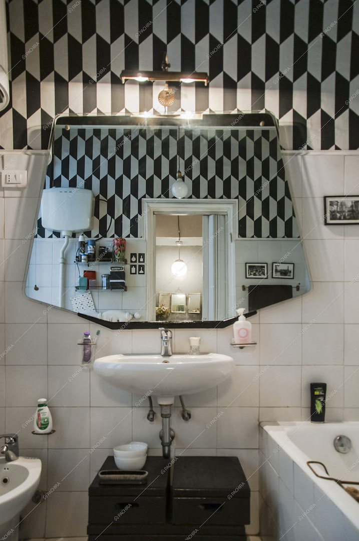 Bagno con specchio particolare