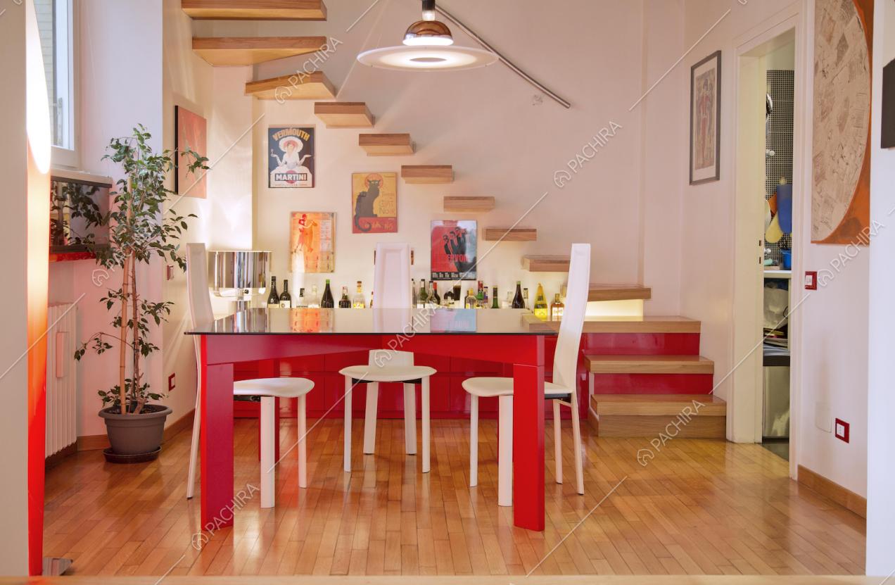 Tavolo da pranzo con struttura rossa e consolle in vetro