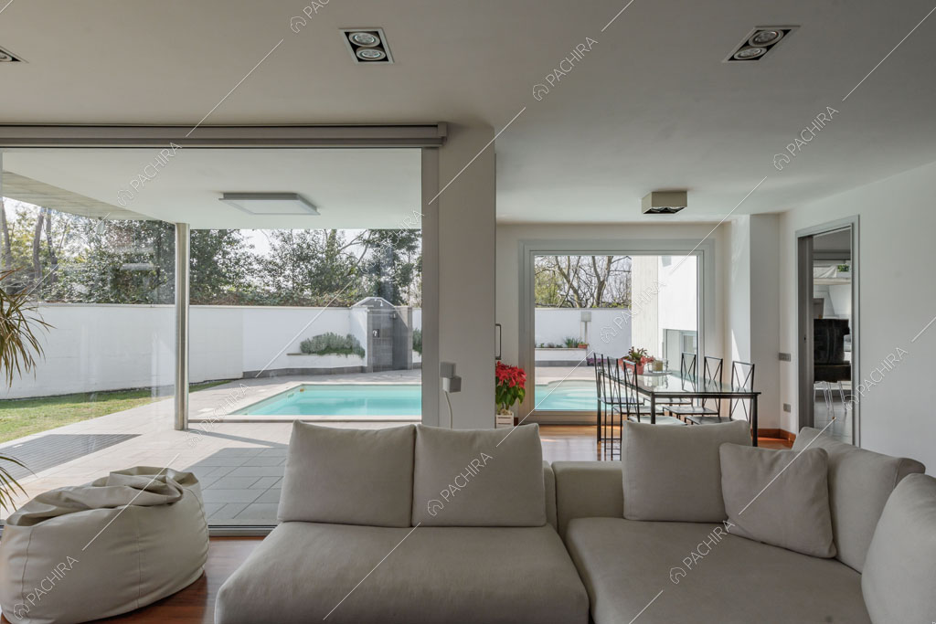 Zona living della villa Lilium, location in stile moderno in Provincia di Milano