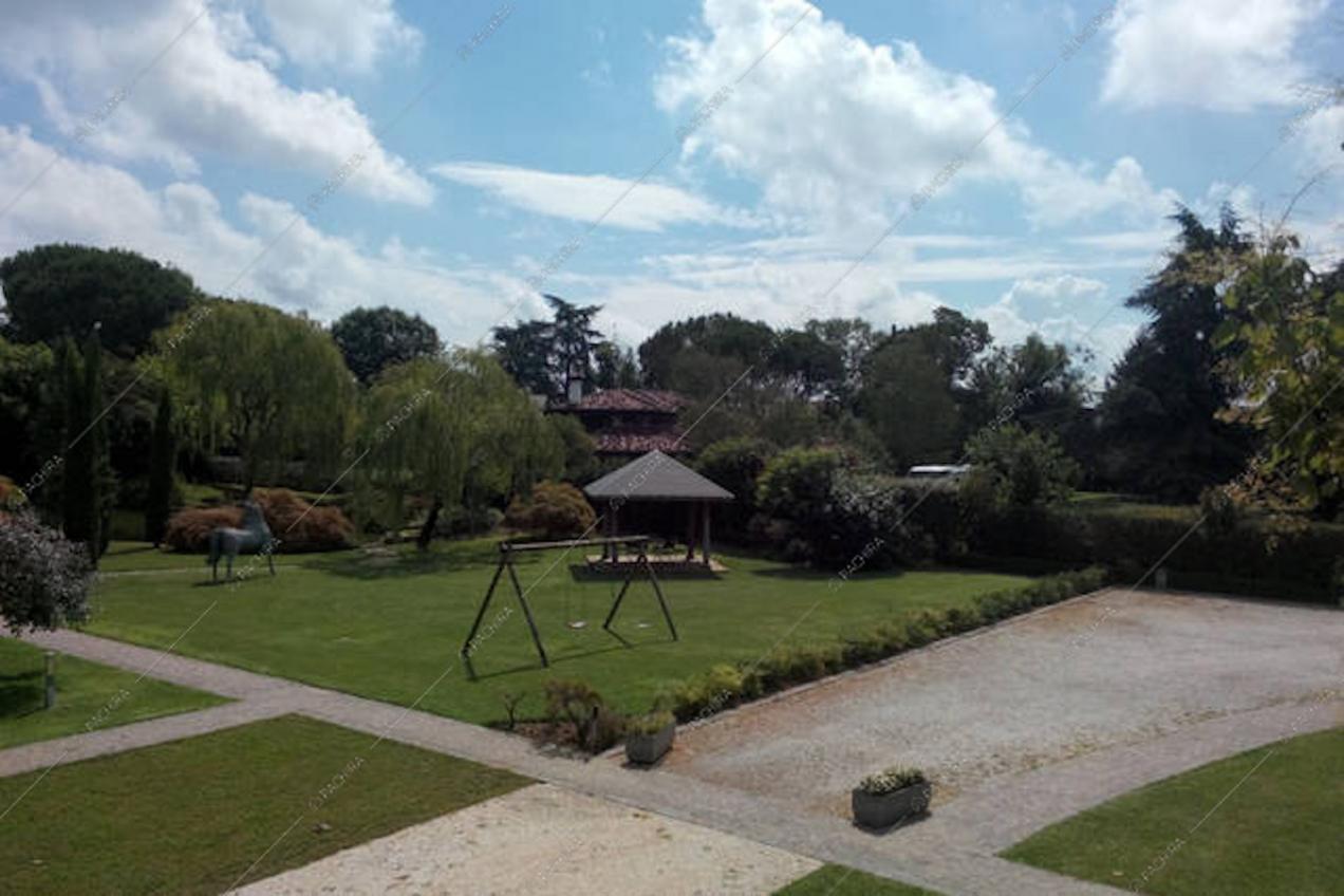 Ampia veduta sul parco e sul gazebo