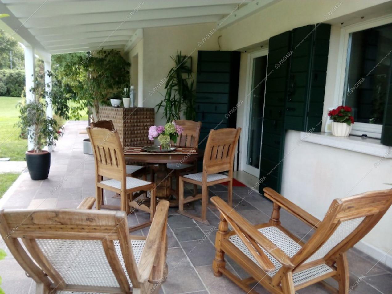 Vista sulla veranda con tavolo da pranzo in legno