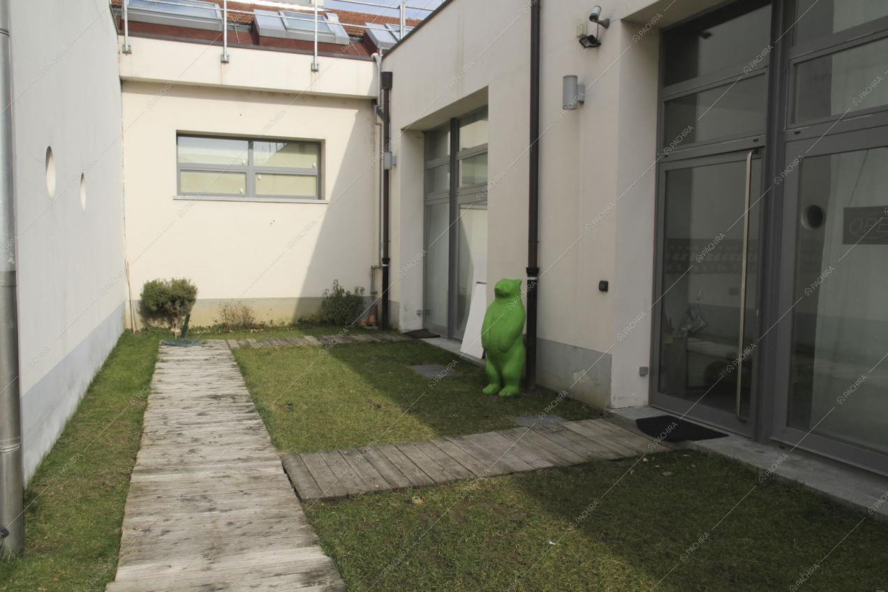 Statua verde acceso e accesso al loft