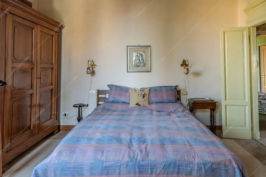 Camera da letto della villa Nitra, location in stile vintage a Milano