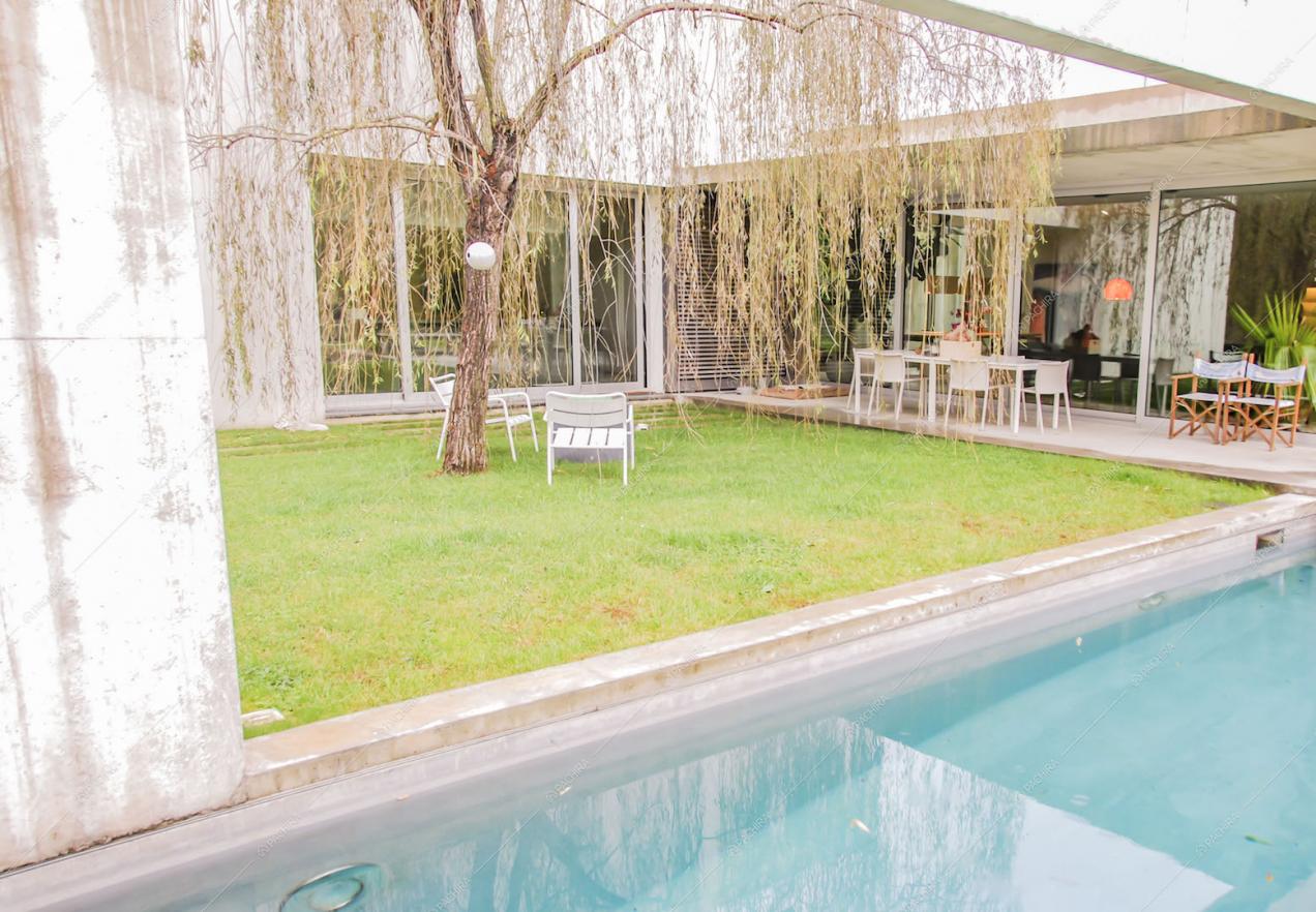 Scorcio della piscina e giardino