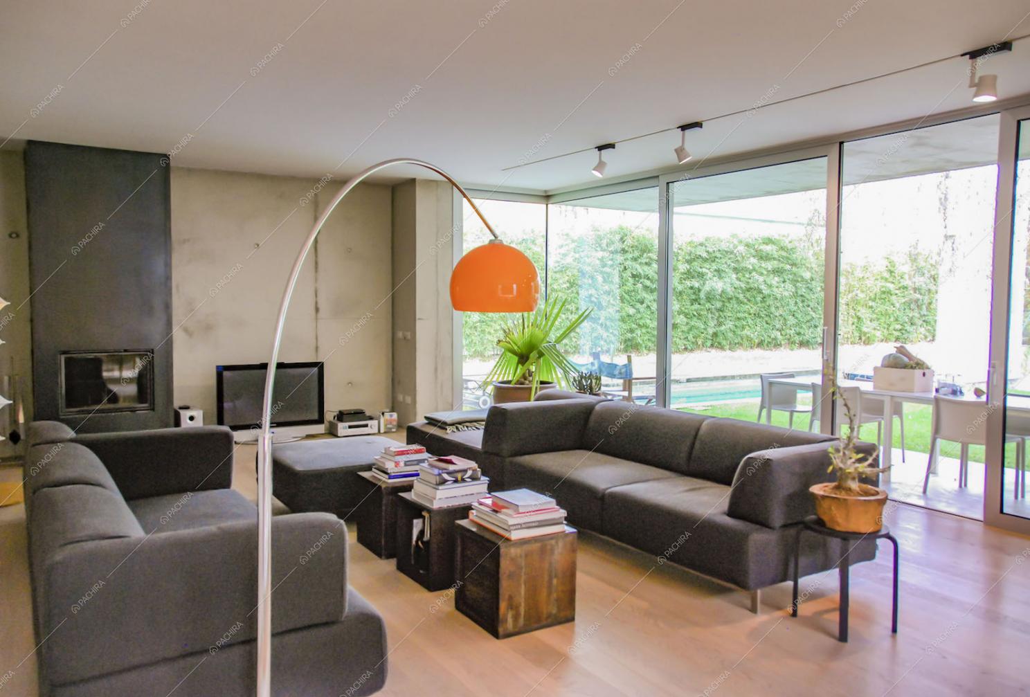 Zona living con doppio divano e vetrate
