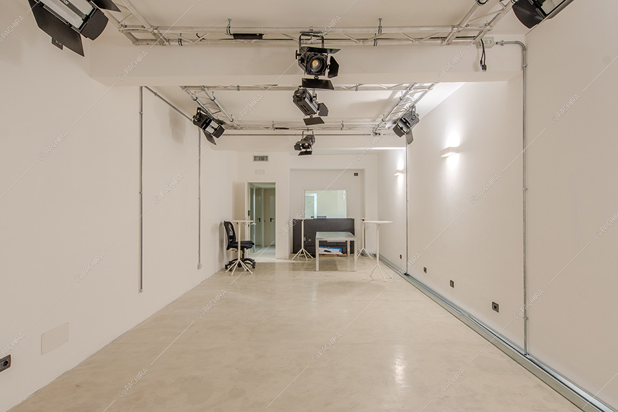 Sala di posa dell'espositivo Tatra, location in stile contemporaneo a Milano