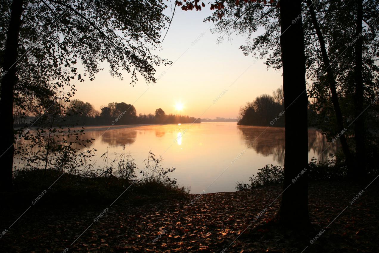 Visuale sul lago al tramonto