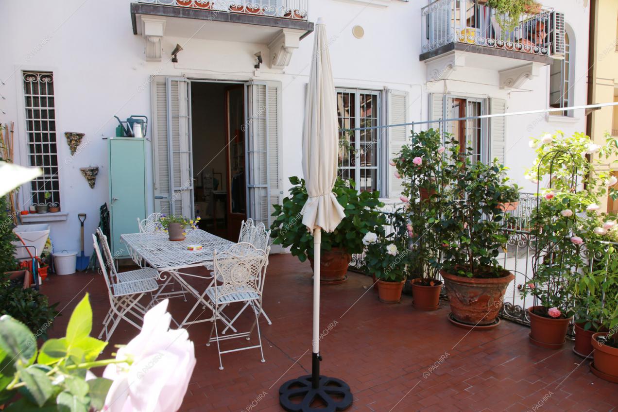 Terrazza con tavolo da pranzo da esterno