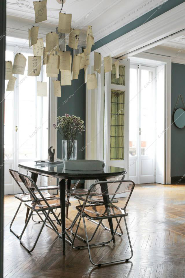 Zona pranzo con pavimento a spina di pesce e con boiserie su soffitto