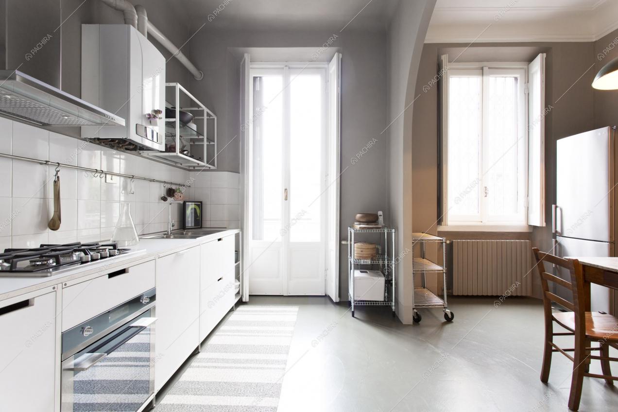 Cucina a parete con piastrelle bianche