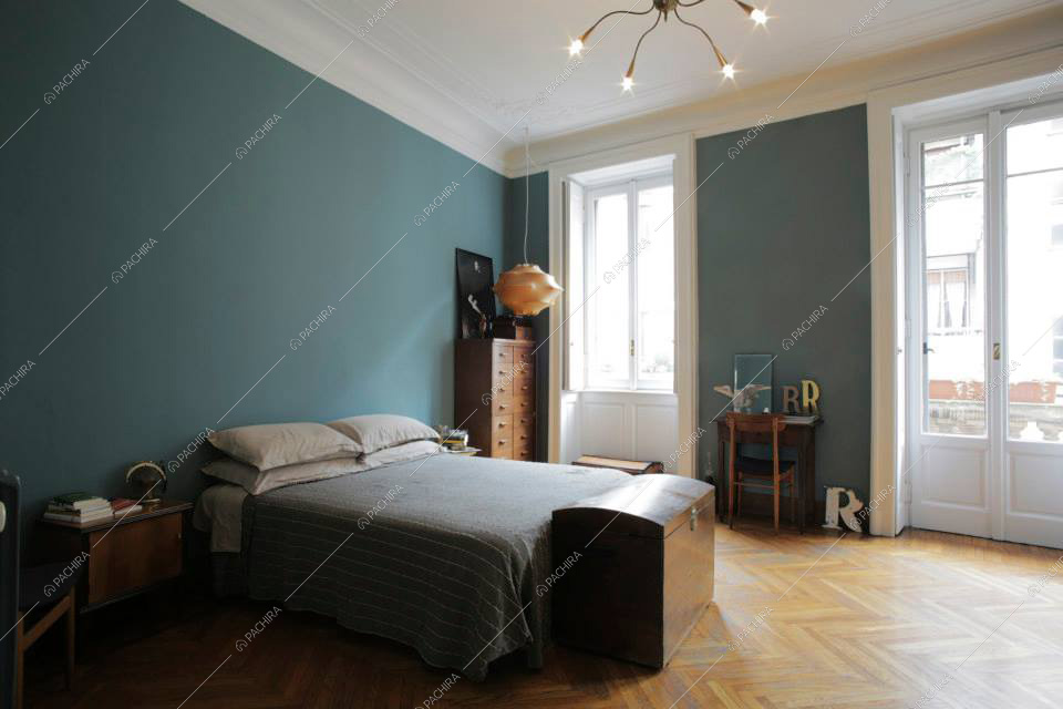 Camera da letto matrimoniale con pareti blu petrolio