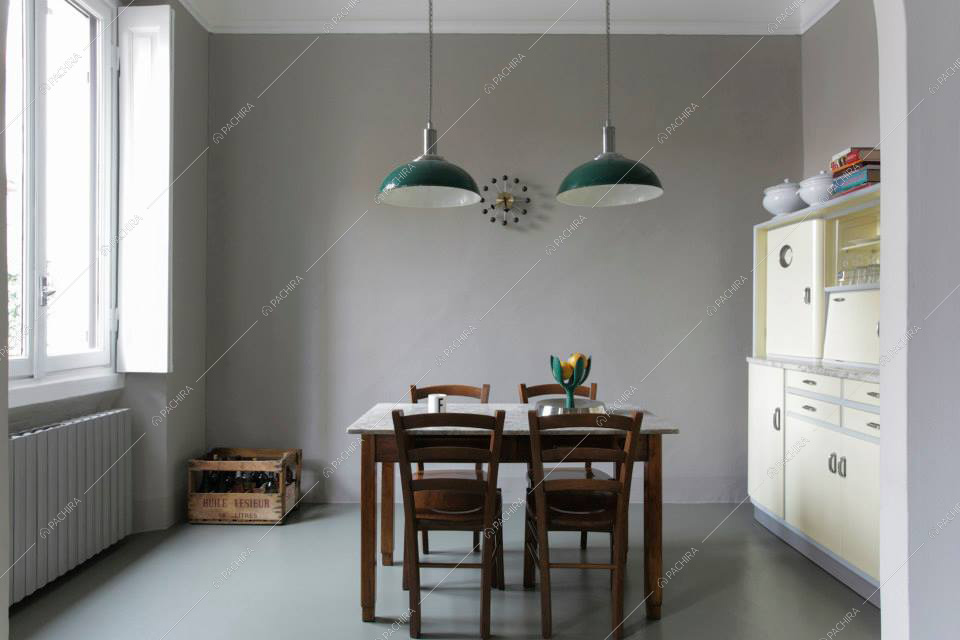 Cucina con tavolo da pranzo e pareti grigie