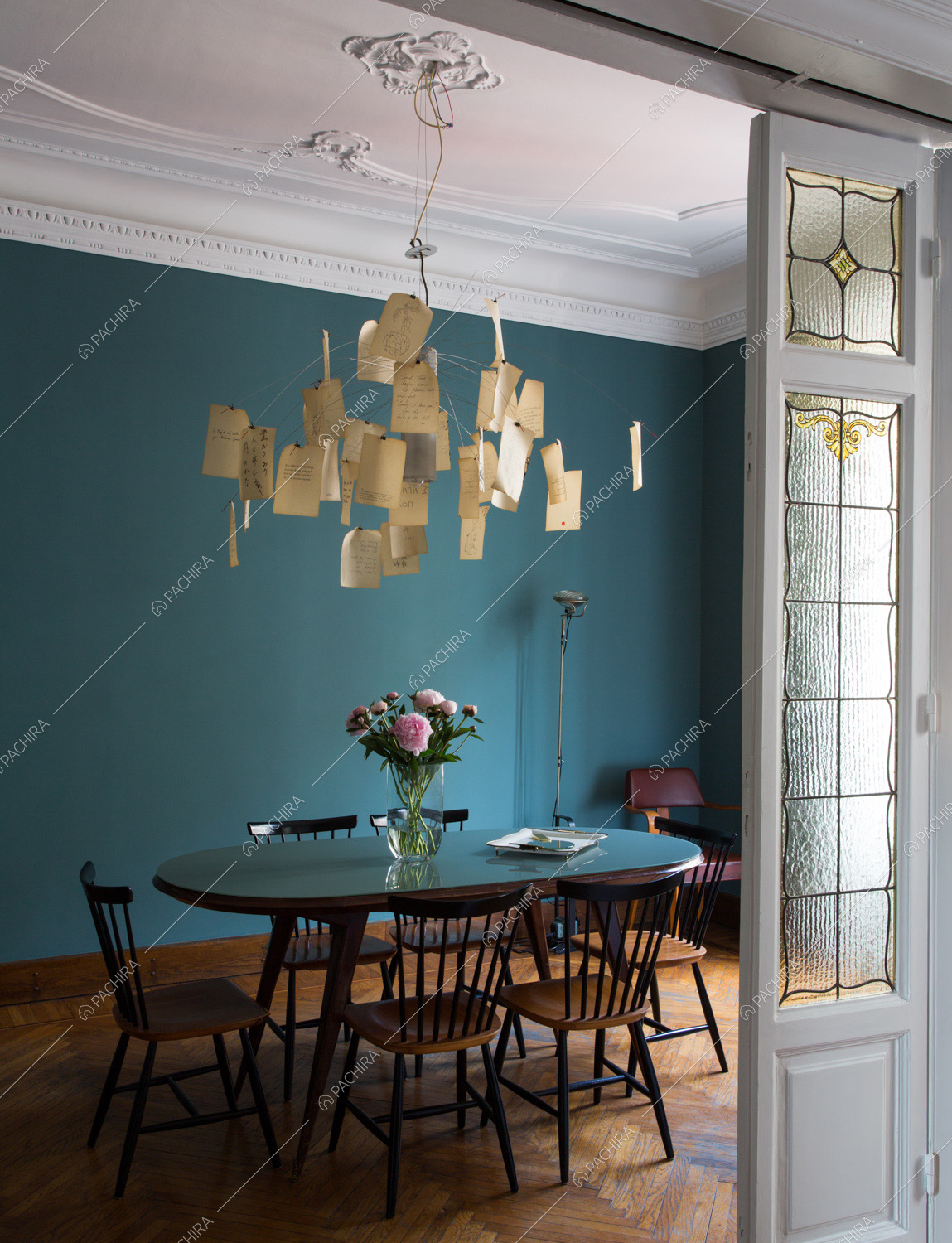 Tavolo da pranzo con lampadario di design