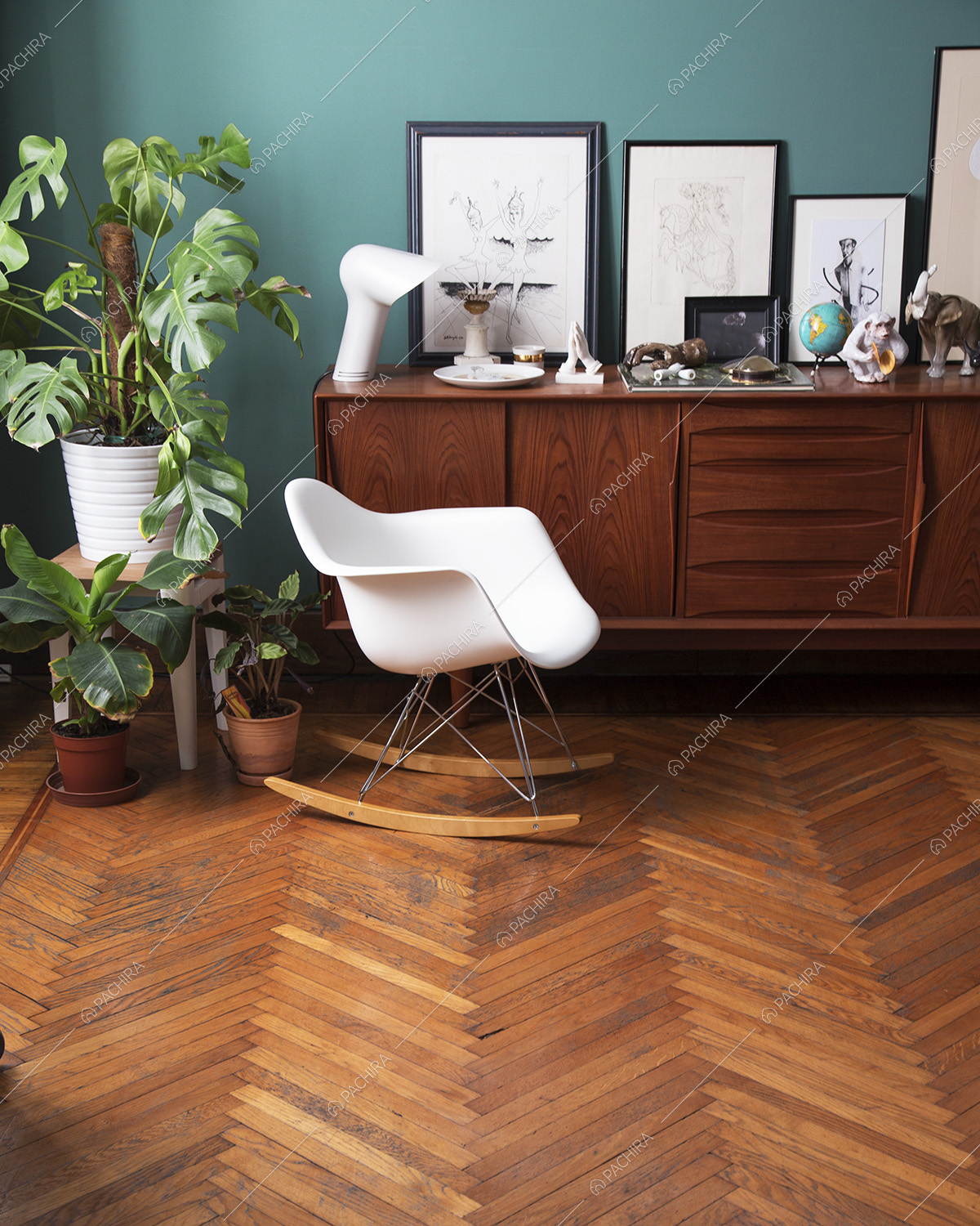 Sedie di design, mobile e pavimento in parquet a spina di pesce