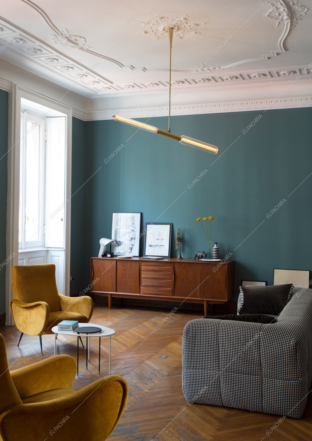 Boiserie su soffitto, poltrone in velluto e divano