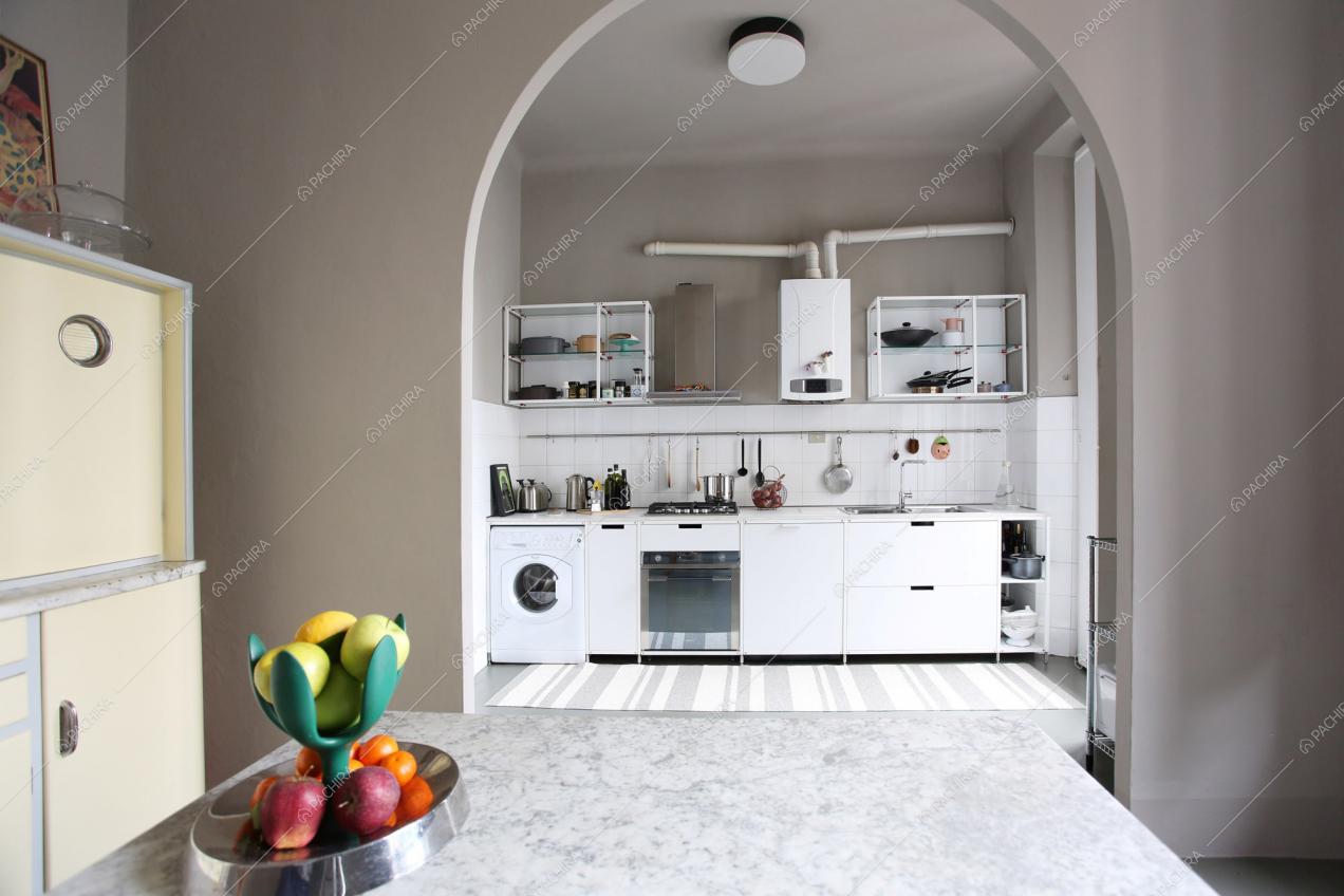 Vista della cucina dal tavolo da pranzo