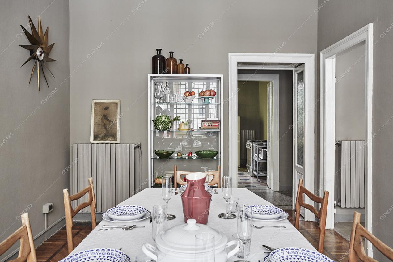 Credenza in vetro vista dal tavolo da pranzo