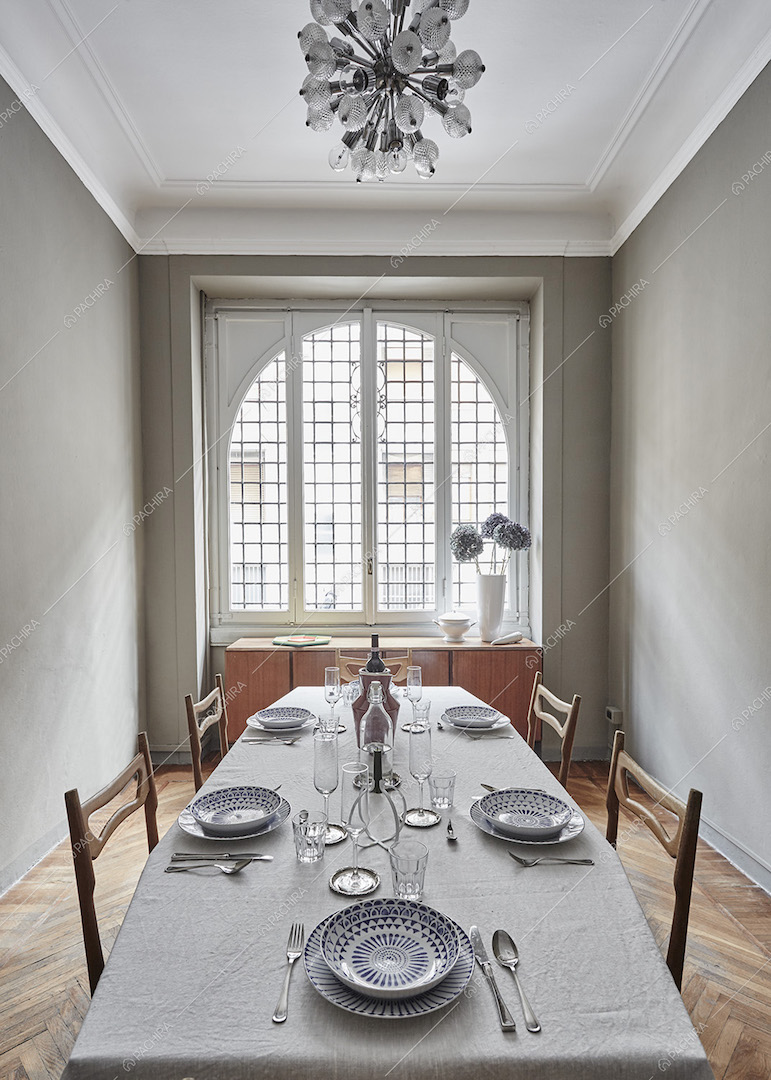 Tavolo da pranzo, mobile in legno, boiserie su soffitto e pareti
