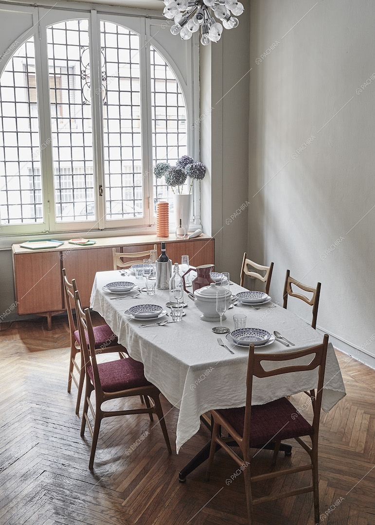 Zona pranzo con tavolo da sei posti