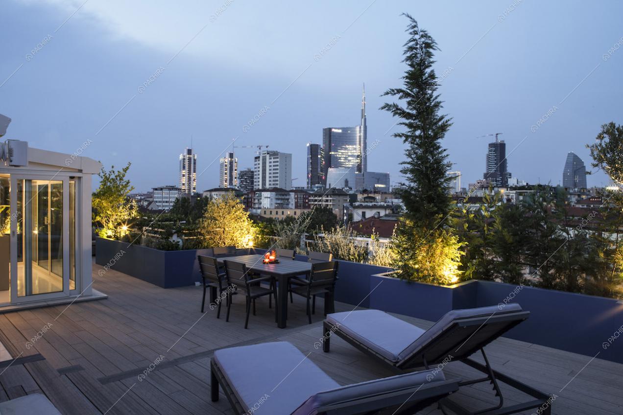 Terrazza al livello superiore con pavimento in parquet da esterno