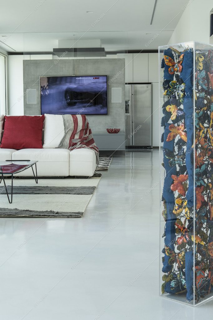 Zona living con pavimento in cemento lisciato
