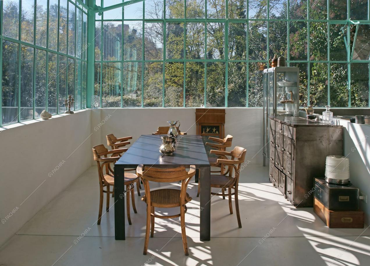 Tavolo da pranzo e sedie in legno