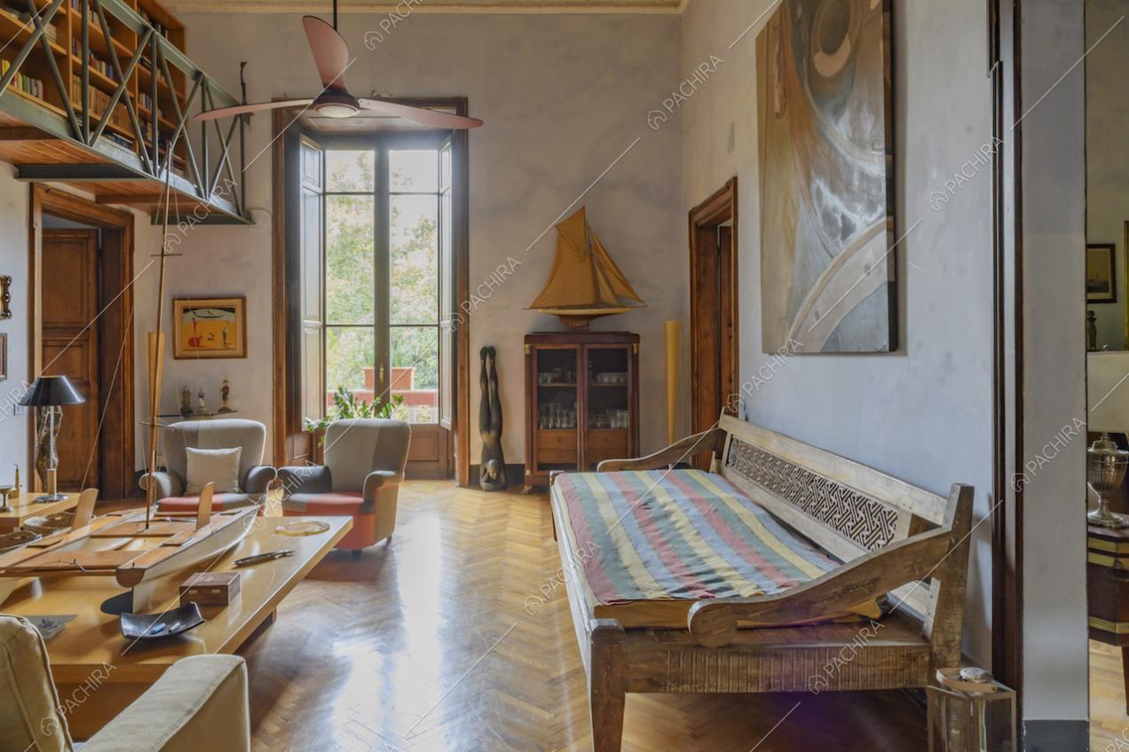 Panchina in legno grezzo sul pavimento in parquet