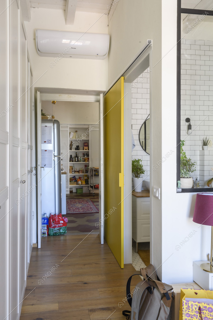 Piccolo corridoio con pavimento in parquet
