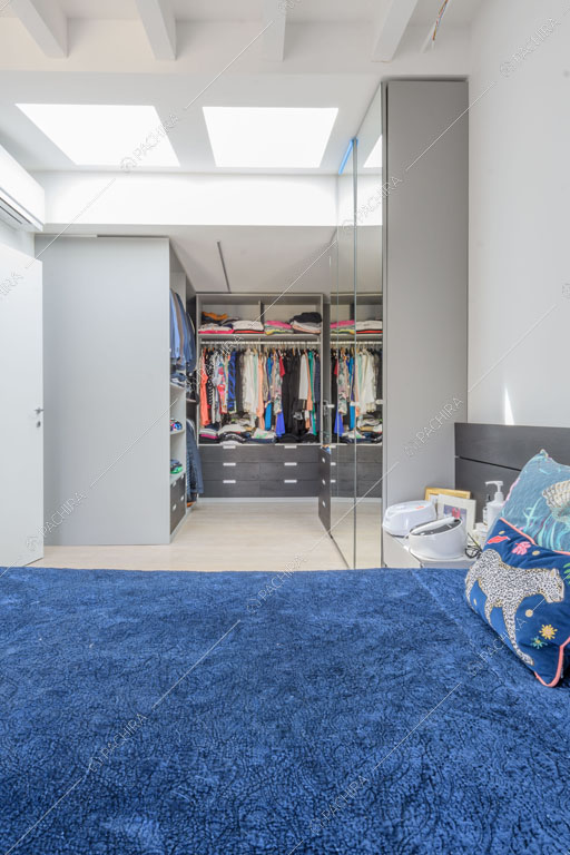Camera da letto dell'appartamento Quiabo, location in stile contemporaneo a Milano
