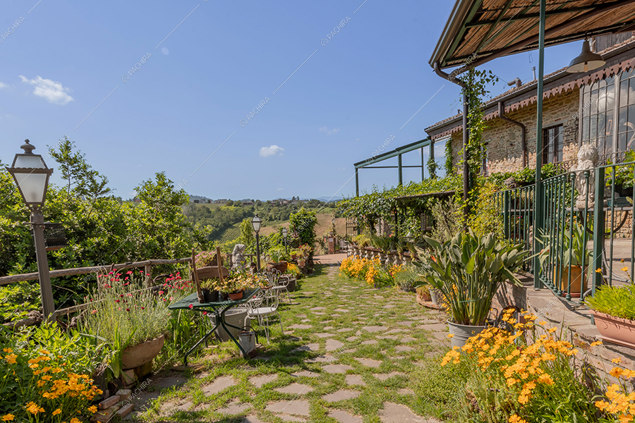 Giardino dell'agriturismo Mistral, location in stile rustico a Pavia
