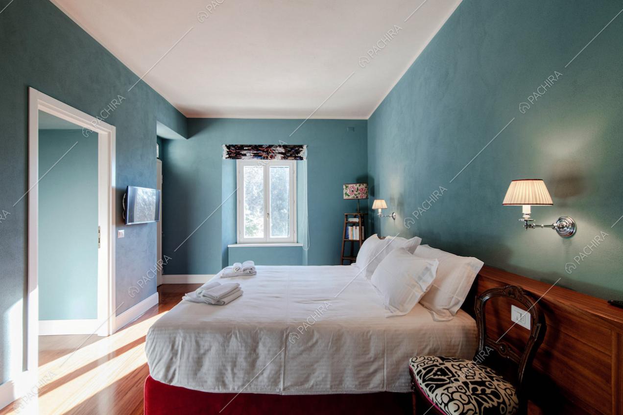 Camera da letto con pareti verde salvia
