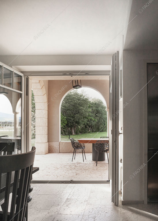 Luminosa cucina della villa Ghibli, location in stile contemporaneo a Verona