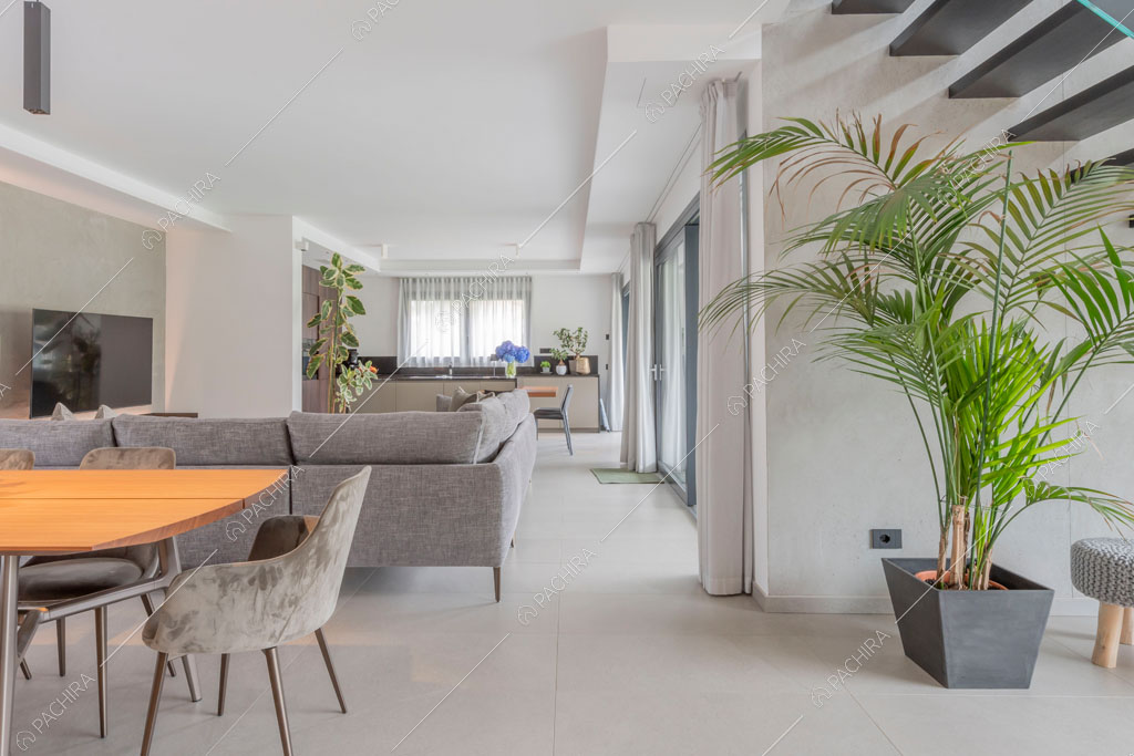 Spaziosa zona living della villa Diosma, location in stile moderno a Milano