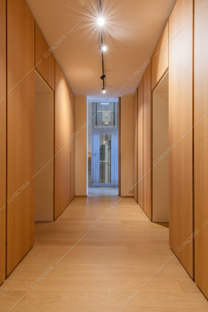 Pareti in legno e pavimento in parquet nel grande corridoio