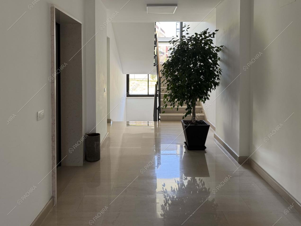 Pianerottolo dell'appartamento Gesso, location in stile contemporaneo a Milano