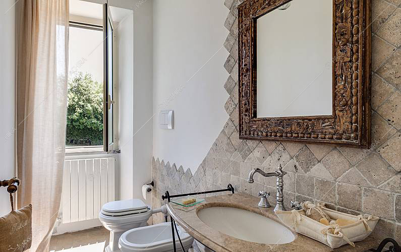 Bagno della villa Kunzite, location in stile moderno a Roma