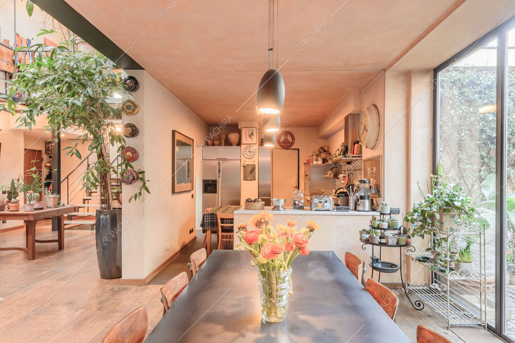 Pavimento in parquet nella zona living del loft Mindanao, location in stile contemporaneo a Milano