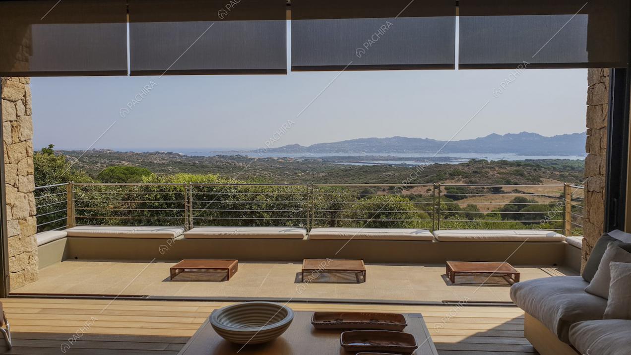 La terrazza e il panorama visti dalla zona giorno
